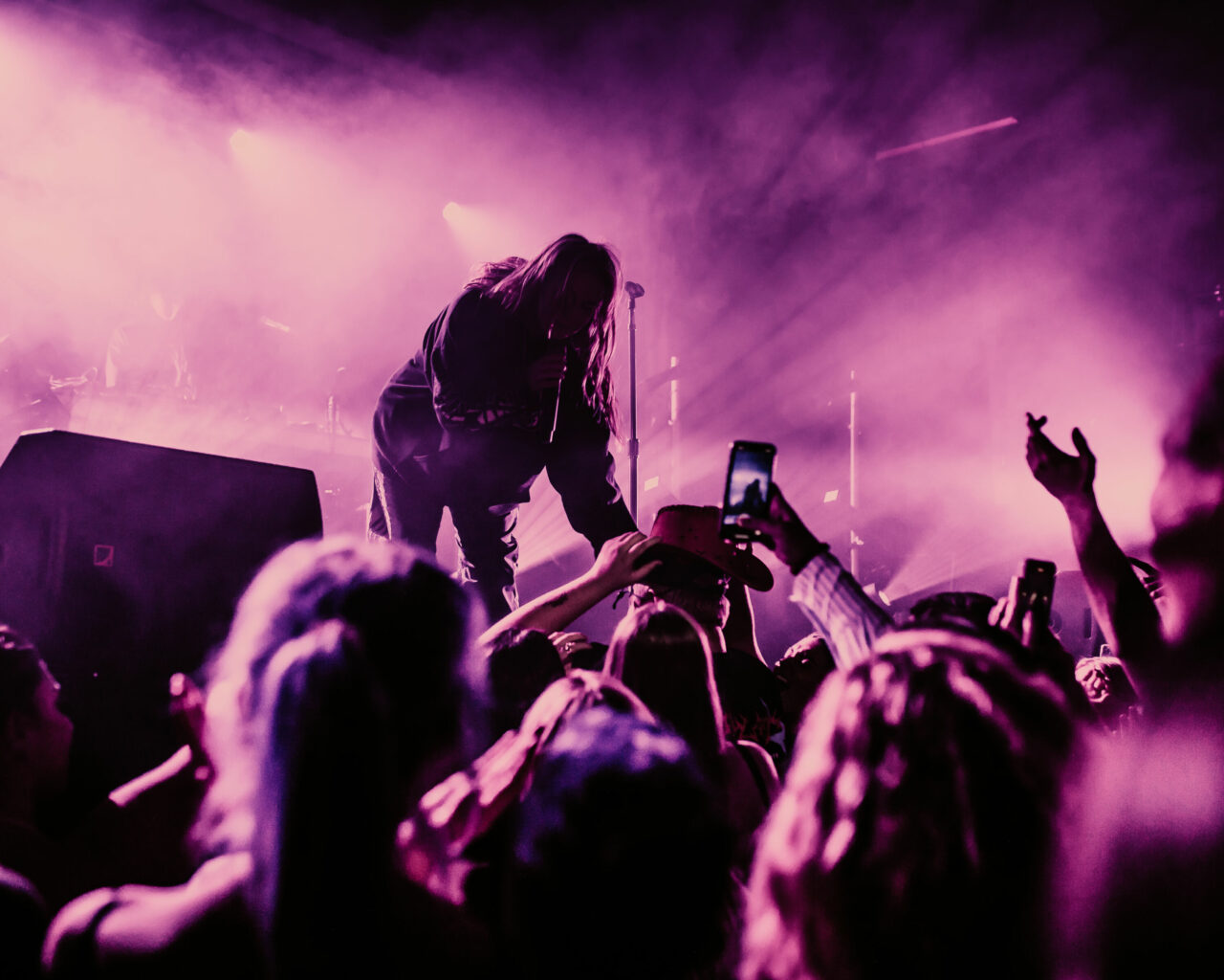 Mallrat's Captivating Performance at Selina's Sydney: Stage Lighting and Enthusiastic Crowd