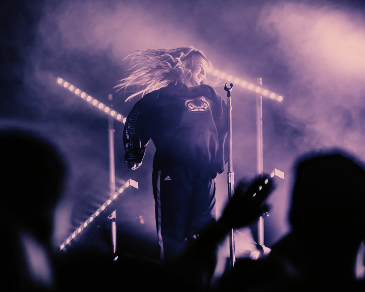 Selina's Vibrant Stage: Mallrat's Energetic Performance Epic Stage Light